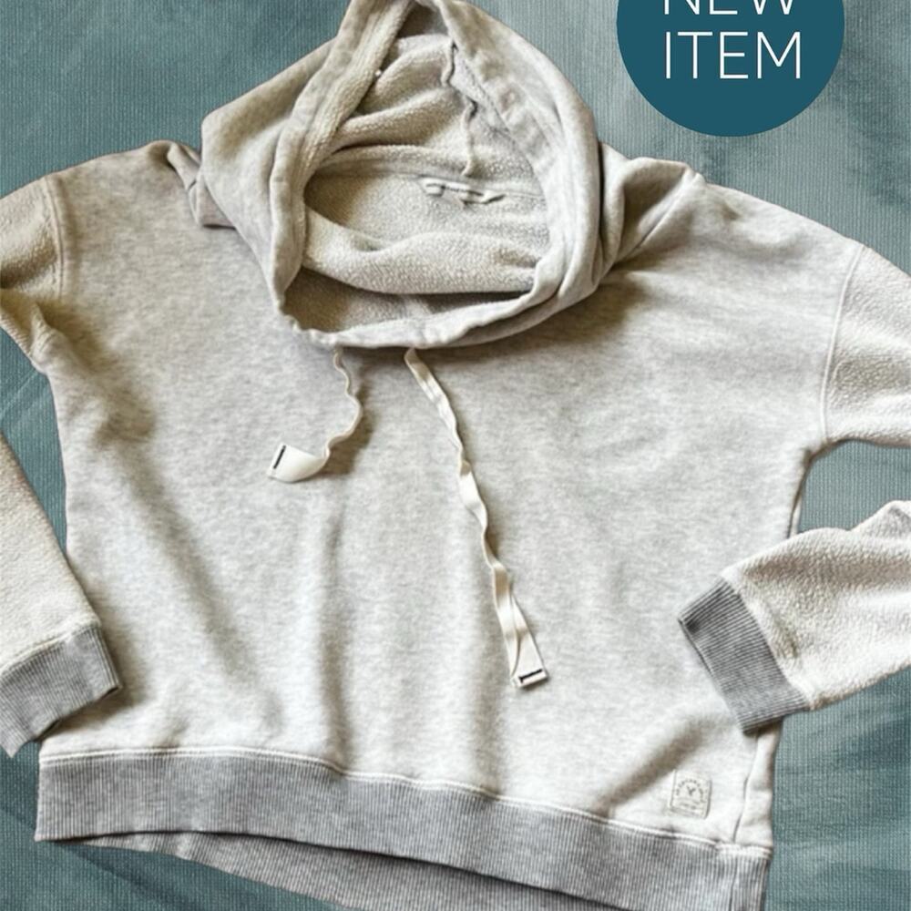 AMERICAN  EAGLE women’s size M sweatshirt with large neck